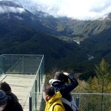 近年、岩岳山頂部の開発が進み、洒落たテラスから雪山の絶景