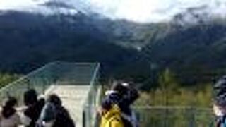 スキーシーズン以外はのどかな山が、山頂は近代的なリゾート地に変貌