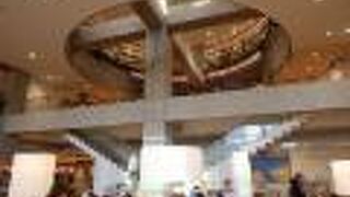 図書館なのか本屋なのか