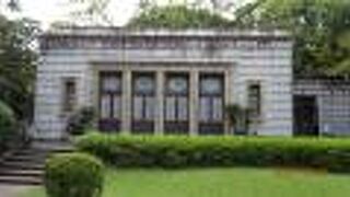 青淵文庫への入館は渋沢史料館は有料ですが、旧渋沢庭園に入るのは無料ですので、周りからは自由に見ることが出来ます