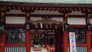 立派な神門と拝殿