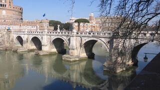 テベレ川に架かる人道橋でサンタンジェロ城に真っすぐに伸びてます