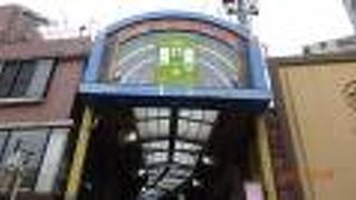 アーケードには都電の正面がデザインされています