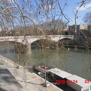 テレべ川のサンタンジェロ橋の東に架かっている橋
