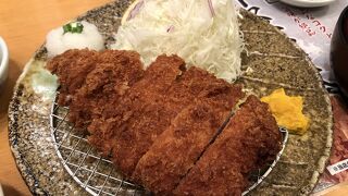 大鍋で揚げたとんかつと、おかわり自由で3種類から選択可能なご飯