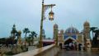 モザイク屋根が美しい