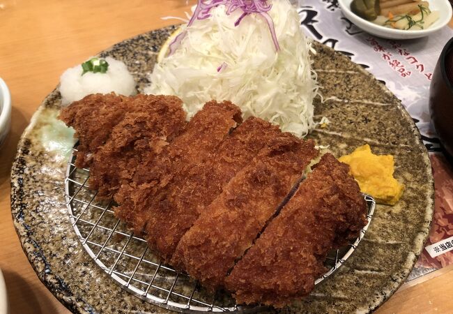 大鍋で揚げたとんかつと、おかわり自由で3種類から選択可能なご飯