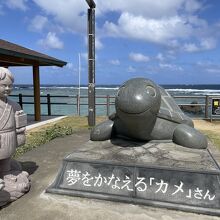 夢をかなえる「カメ」さん像
