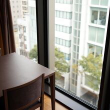 窓が大きく部屋が明るい