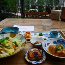 テラス席でビーフンセットを頂きました。