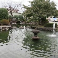 『愛妻の池』には噴水があり、鯉も泳いでいます