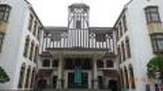 建物が古いせいか、床は「鴬張り」のようにキーキー鳴きます。