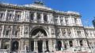 サンタンジェロ城の数倍大きさの建物でした