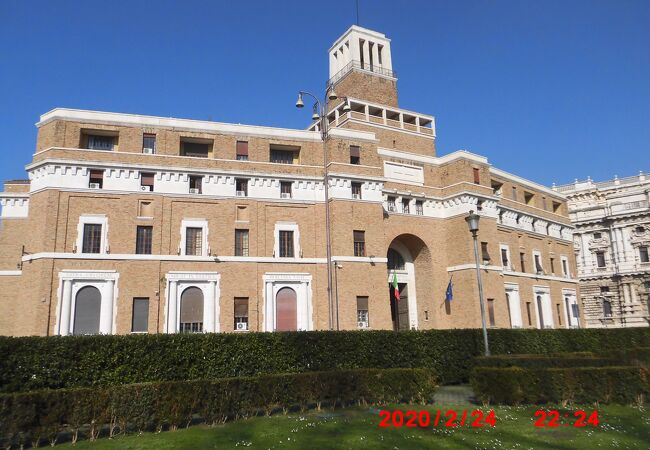 サンタンジェロ城と最高裁判所の間にあるレンガ色の建物