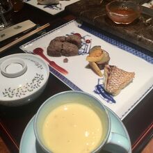 キッズメニューのコーンスープとメイン2品