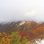 紅葉の時期、天神峠からは一望の錦秋の山が･･･