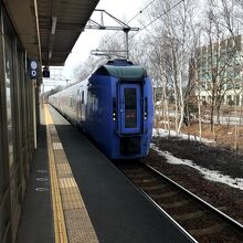 近くを走る特急