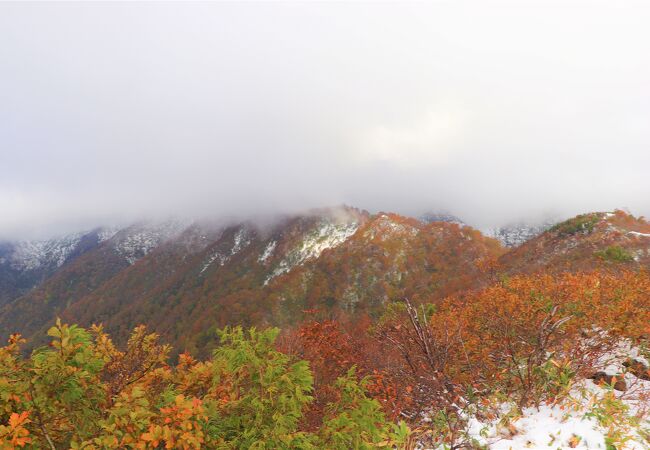 紅葉の時期、天神峠からは一望の錦秋の山が･･･