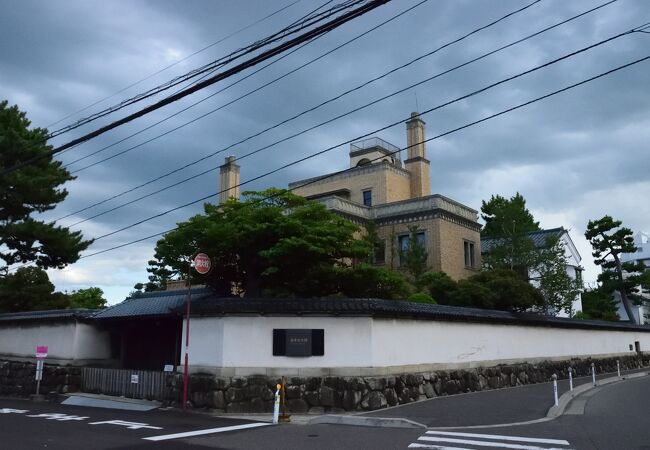 新潟県三島郡出雲崎町出身の石油王新津恒吉が外国人迎賓館として昭和１３年に建てた西洋館