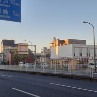 道路を隔ててコンビニがありました