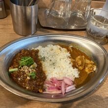 チキンとキーマのあい盛りカレー