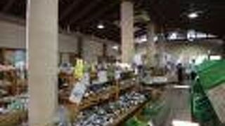 湧水が汲み放題の道の駅。特産物販売所もあります