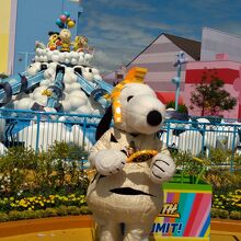 スヌーピーの後ろが乗り物