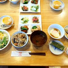 朝食にも餃子がつきます