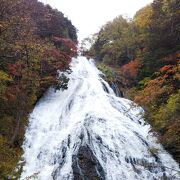 華厳滝、竜頭の滝と並ぶ奥日光三名瀑の一つ