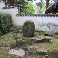 門の横には庭が設けられています