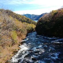 滝の最上部からの眺め，遠くに中禅寺湖が見える