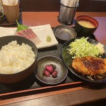 本日の日替り定食（トンテキと勘八刺）