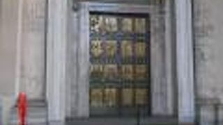 サンピエトロ大聖堂５つの扉の内の一つ