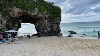 文字通りに砂の山を登って降りると素敵ビーチが！