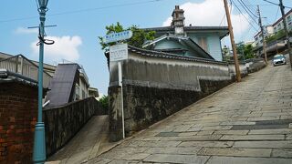 結構車通りが多い：オランダ坂