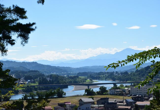 小千谷市の桜の名所として知られる船岡公園。ホタルや紅葉など四季を感じる事ができる公園です。