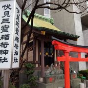 周辺はモダンなビルが立て込んでいて、神社との対照