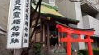 周辺はモダンなビルが立て込んでいて、神社との対照