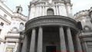 8本の円柱が半円形のファサードを支えている