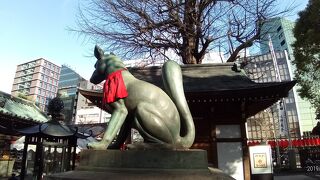 狛犬の像が流線型でとてもきれい