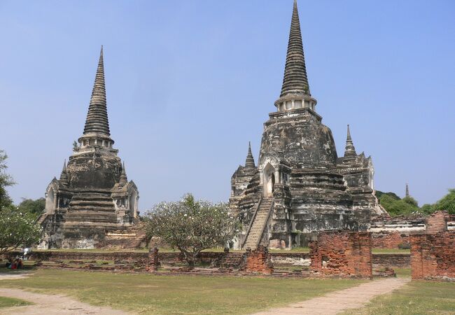 壮大な３つの仏塔