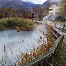 北側の湖面からは硫黄の温泉が湧きだしている。