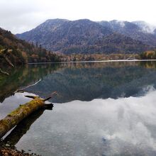 北側の展望台からの湯ノ湖