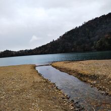 湯ノ湖に流れ込む湯川