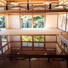 本堂の床もみじ