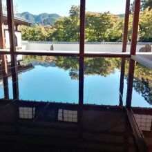 枯山水の庭と青い空が見事に映し出される