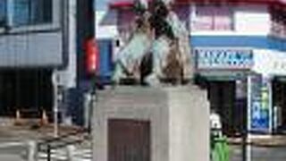 福博であい橋のたもと