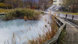 硫黄泉が湧き出る神秘の湖