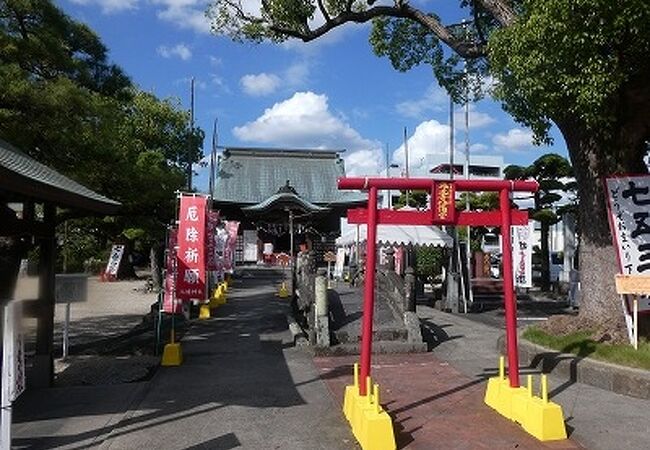 住宅街の由緒ある神社