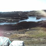 城ヶ島の端っこで、荒々しい岩場を見ながらの海岸散歩を楽しめます